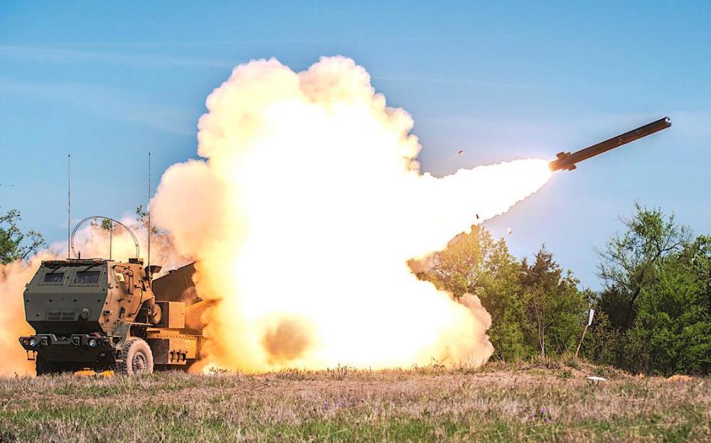 火箭炮采用履带式底盘,越野能力很强,但是总重达到了26吨,超出c-130