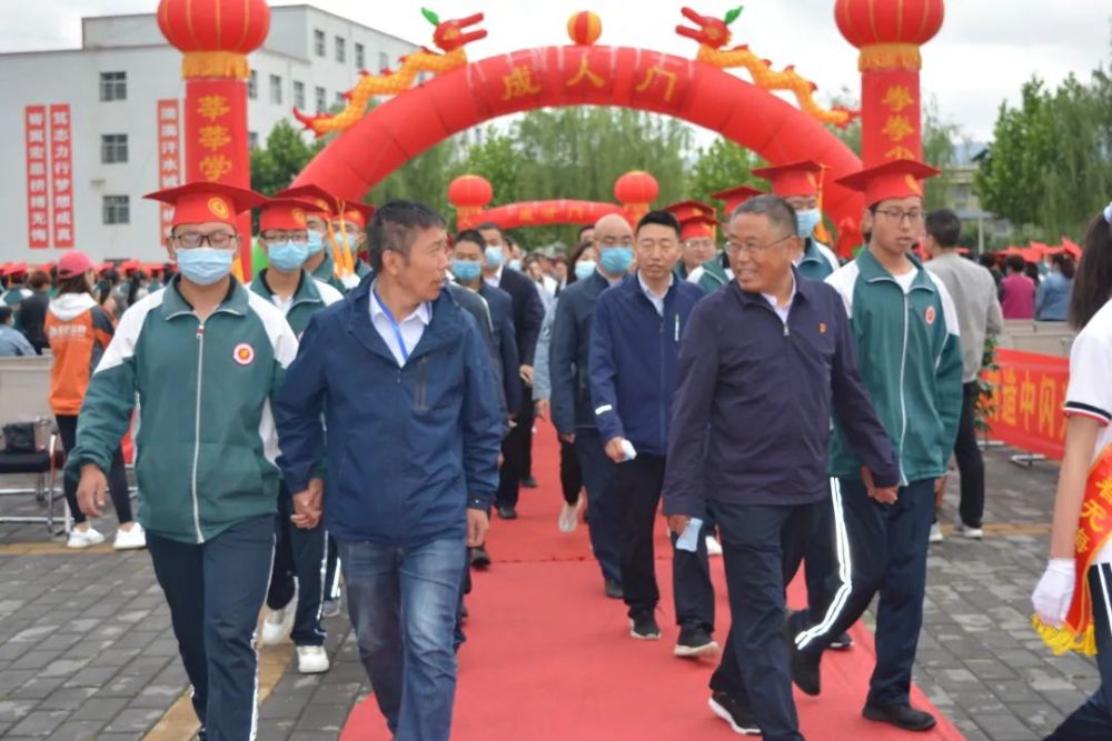 巩海龙苔花如米小也学牡丹开