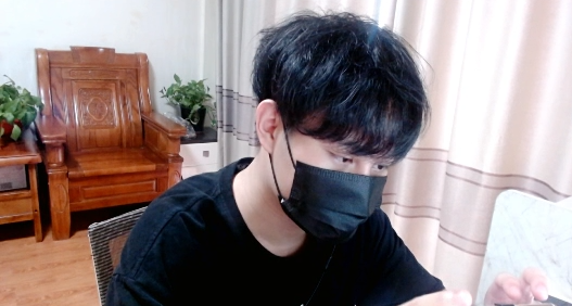 北慕的颜值一直众说纷纭,但是根据之前北慕曝光的照片来看,北慕应该算