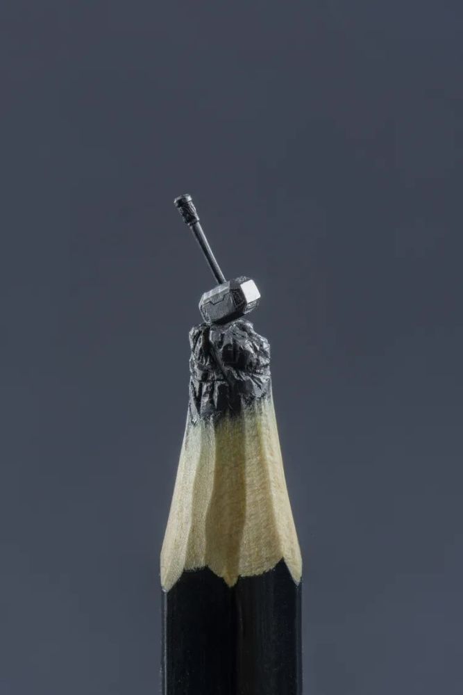 他将笔芯微雕做到极致,作品不足1厘米,需要显微镜才能看清细节_腾讯