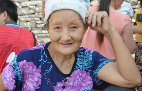 以美出名的压寨夫人杨炳莲,到底有多美?来看看她还原后的容貌吧