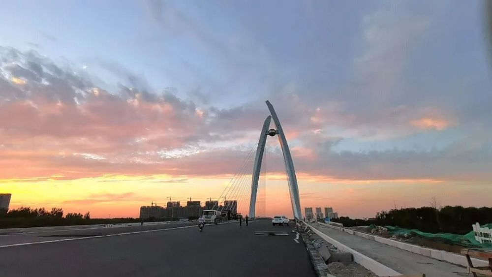 滨河大道下穿过桥工程也有了很大进展.