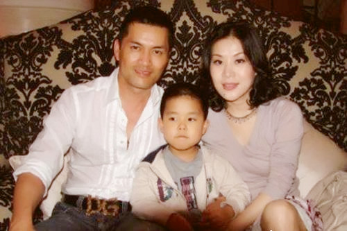 三:陈山聪相比较以上两位,陈山聪就比较让人"呕"了,陈山聪有家室,经常