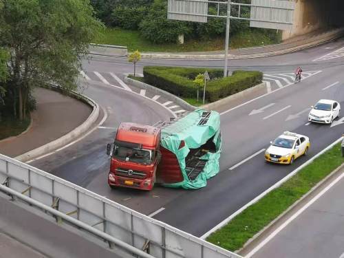 沈阳一大货车急转弯出意外车厢放飞自我甩落在地