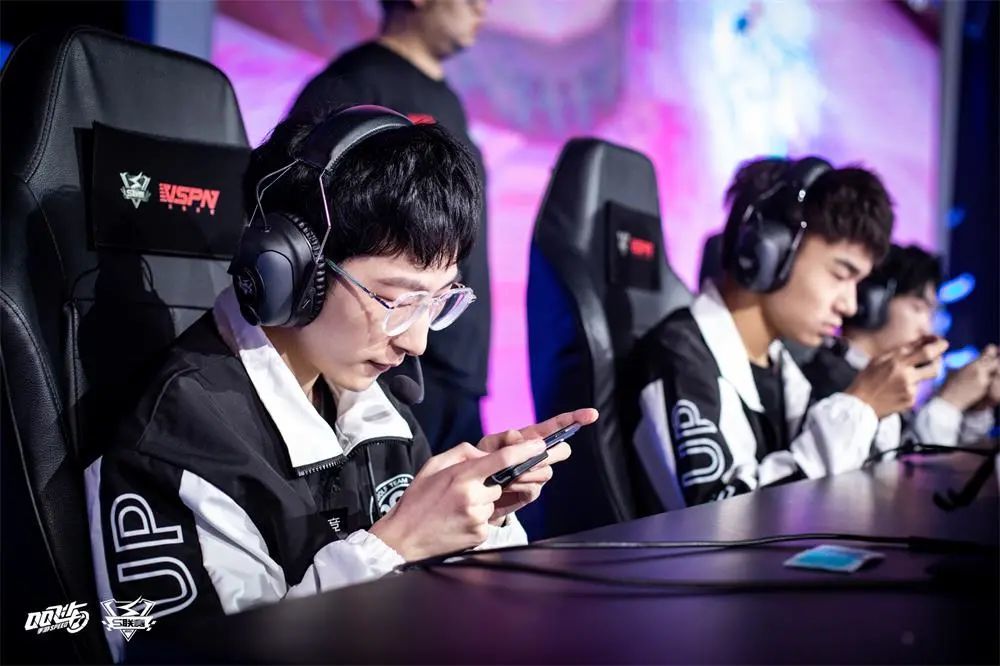 胖鱼抓住机会抢先冲线,助力rsg乘胜追击以4:0零封rng.