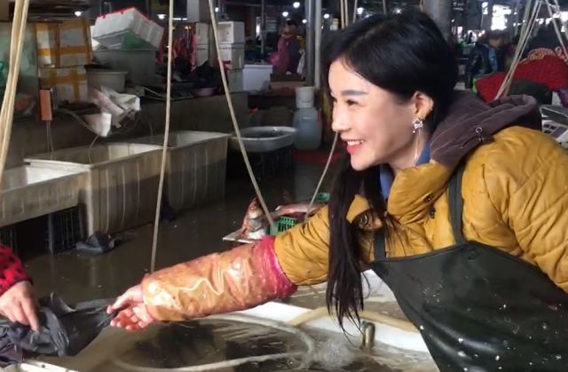 22岁女孩被称"卖鱼西施",网友惋惜嫁亏人了,她居然这么说