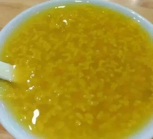 熬荷叶粥,得用青嫩荷叶盖在粥上面,让粥吸收荷叶的清香.