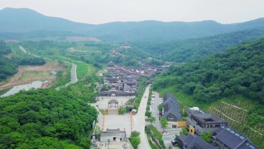 门票参考:50元 所在地/隶属:江苏省镇江市句容市宝华镇 开放时间:09