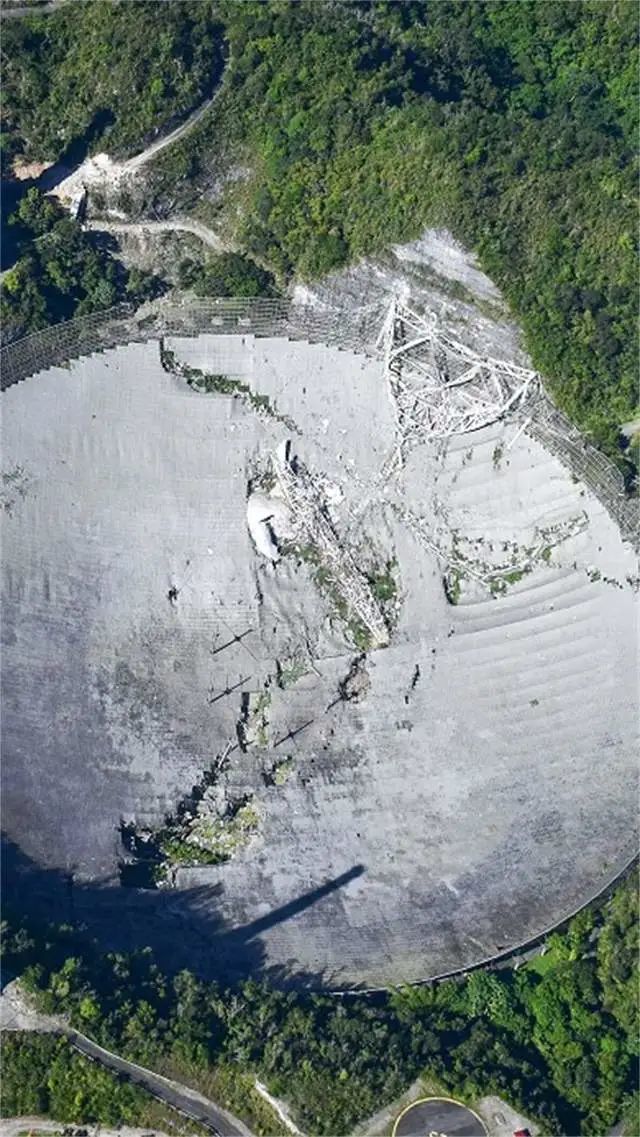 阿雷西博天文台坍塌