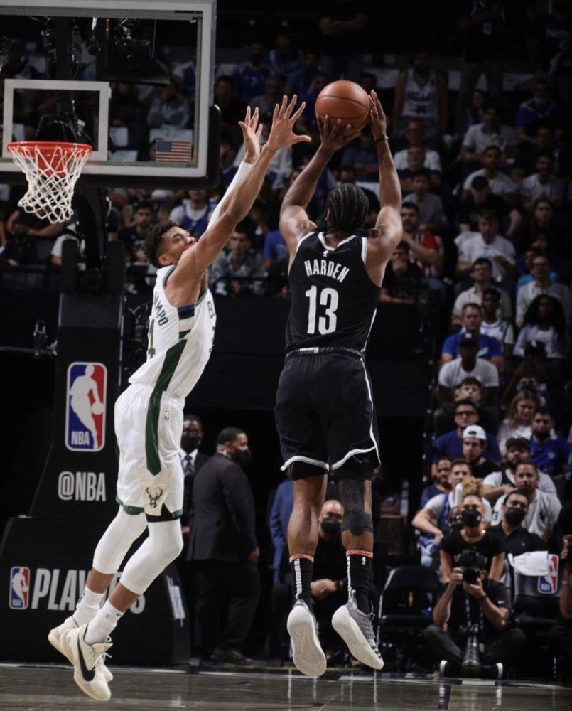 篮网,雄鹿g7开局2分钟,哈登投篮踩到字母哥,球迷:吓坏了_腾讯新闻