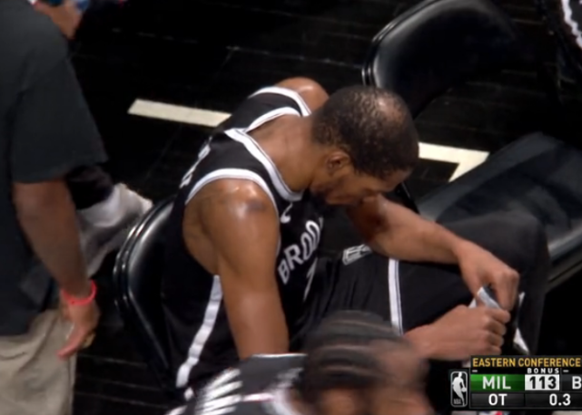 黯然神伤杜兰特丢关键一攻落寞坐板凳出局后低头一幕令人心痛