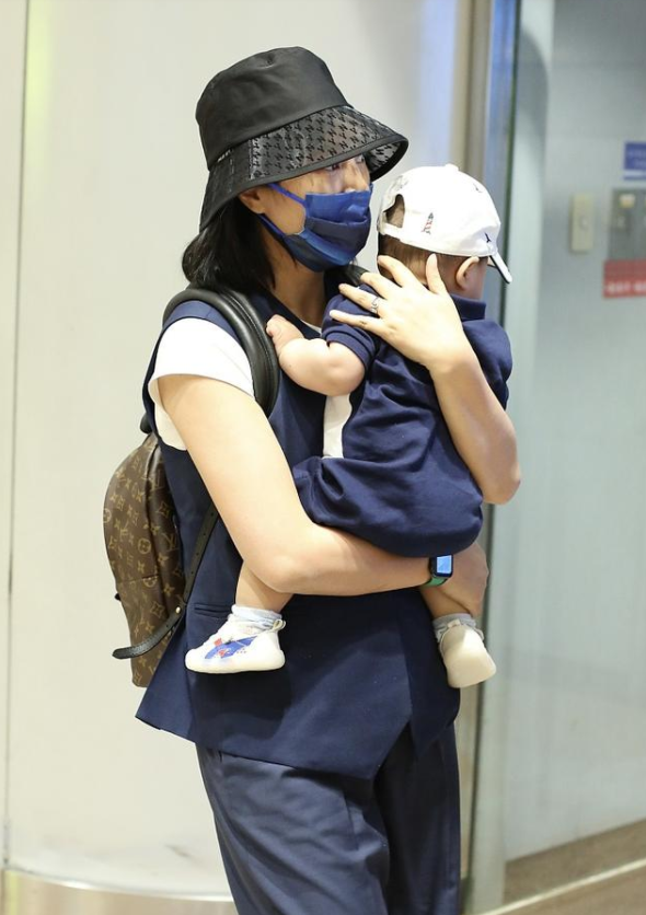 40岁朱丹携俩娃现身机场小儿子正脸首曝光嘴巴嘟嘟酷似周一围