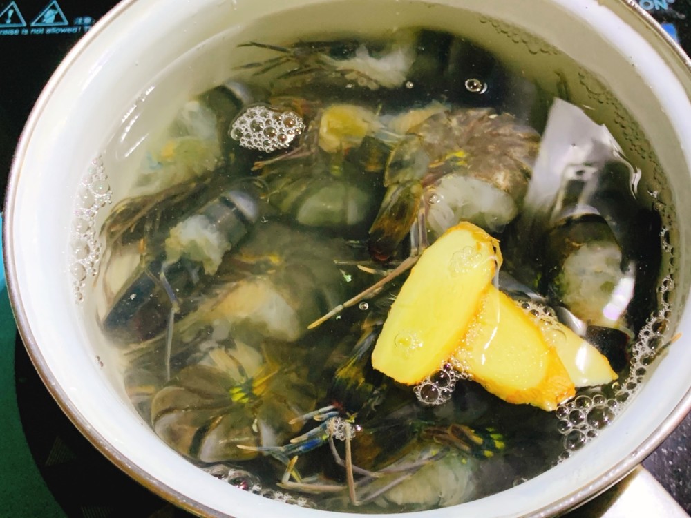 3,准备家中的炒锅,放入适量的清水,将刚刚清洗好的青虾放入锅中,加入