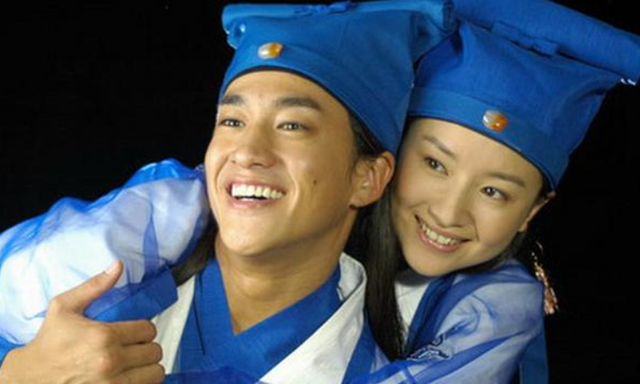 祝英台穿女装跳舞,梁山伯都没怀疑祝英台的身份,看看人家马文才