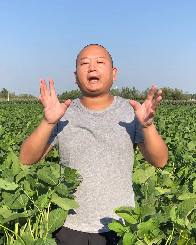 giao哥演出被打,想还手却被阻拦,看到视频后:卤蛋何苦为难卤蛋_腾讯