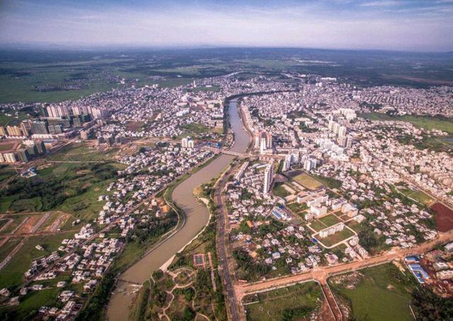 经查,吴光华利用职务便利,严重违纪违法,一是为下属干部的职务变动