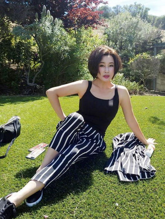 刘晓庆不装嫩反而很年轻,清爽短发配健美背心,身材状态真不错