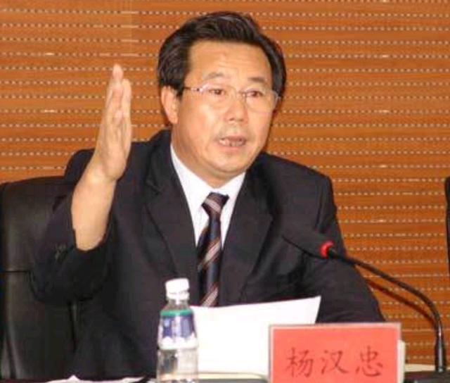 公开资料显示:杨汉忠,1954年10月出生,山西省阳高县人,毕业于内蒙古