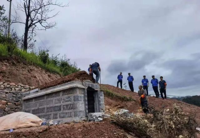 又遭啦遵义三村民占用耕地修建活人墓被拆除