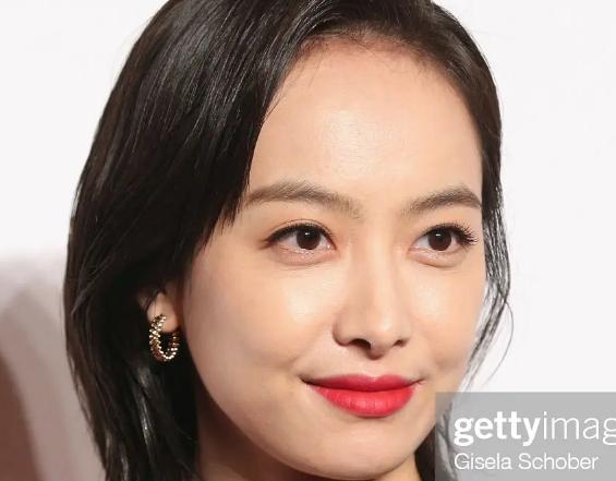 宋茜的眼纹很明显,脸上的浮粉也很明显,眼睛周围都是黑的,可能是最近