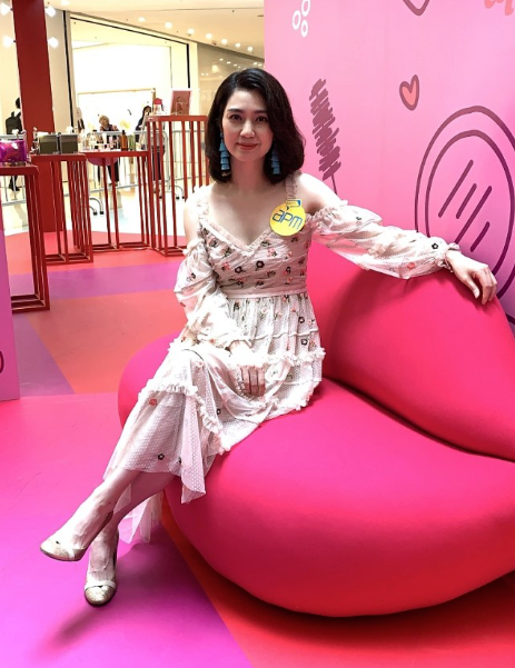 洪欣保养得太好了穿条薄纱裙装搭配波波头优雅减龄美出新高度