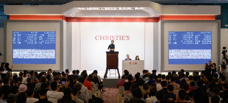 火遍全网的香港拍卖师小姐姐,竟是爱读苏东坡的资深瓷器专家_腾讯新闻