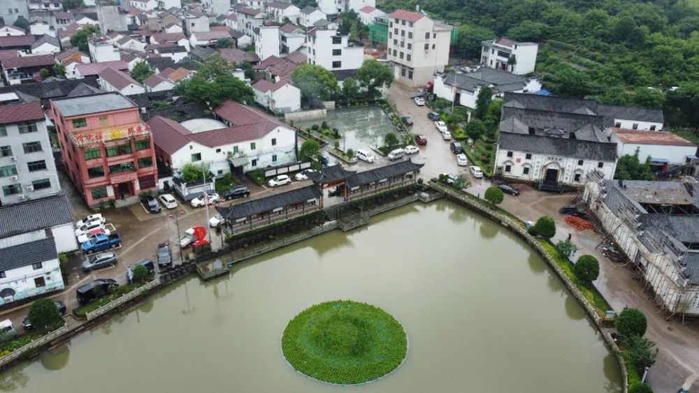 主题街角小品蕴含浓浓古韵绿水侧畔,青山倚背的倪宅村历史悠久,文化