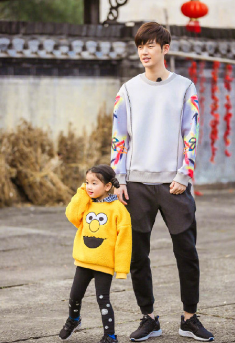 阿拉蕾父亲节晒和董力合照,深情表白:我陪你变老,感情不输亲生