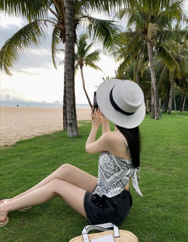 李小璐晒父亲节团圆照:李爸爸有大佬范,8岁甜馨名媛气质出众