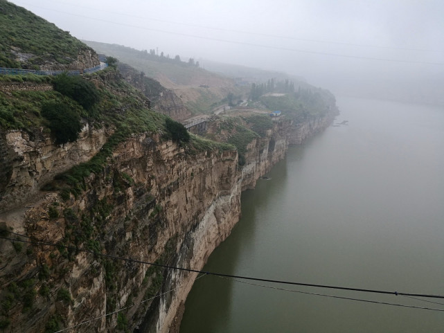 万家寨水库,位于山西偏关县(忻州市下辖县),内蒙古准格尔旗,是由水利