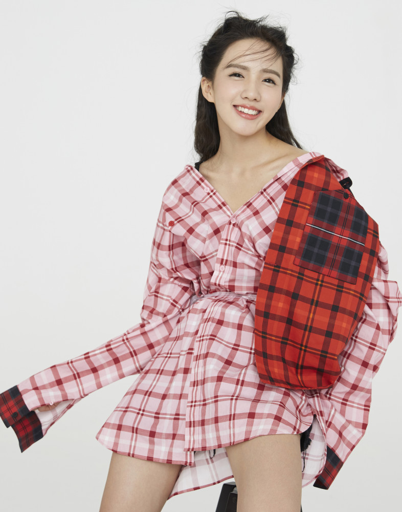 她从两千多名女孩中脱颖而出,与胡歌,宋佳等一同拍摄《四十九日·祭》