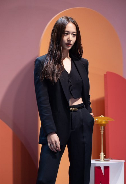 27岁郑秀晶近照状态超好!一身黑色西装造型颜值身材都在线