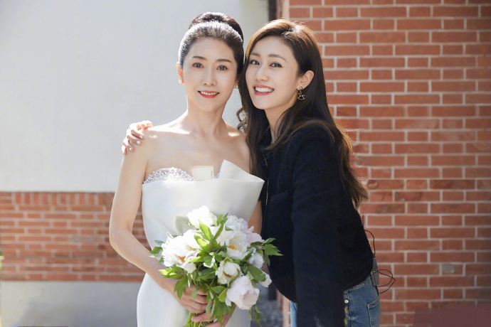 刘芸62岁妈妈气质太好,穿红色挂脖裙美过女儿,30年体重不过百_腾讯