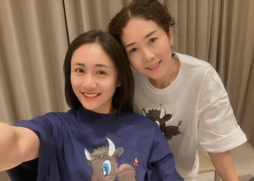 刘芸62岁妈妈气质太好,穿红色挂脖裙美过女儿,30年体重不过百