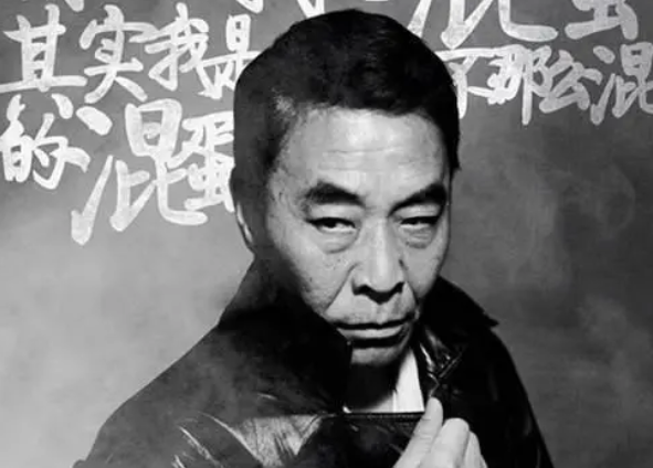 因饰演悍匪董雷一夜成名,演了25年坏人,今56岁的他却越活越温柔