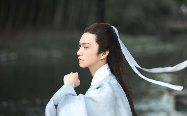 网红楚淇晒高中素颜照皮肤黝黑穿着土气发际线很高与帅不沾边