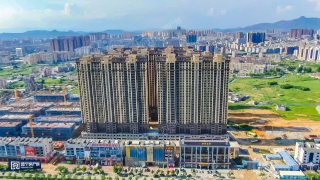 据了解,金泰城占地面积约100亩,分为东西组团,其中东组团规划7幢31层