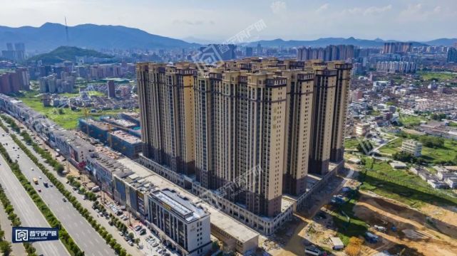 据了解,金泰城占地面积约100亩,分为东西组团,其中东组团规划7幢31层