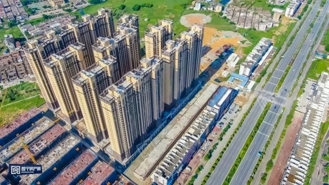 据了解,金泰城占地面积约100亩,分为东西组团,其中东组团规划7幢31层