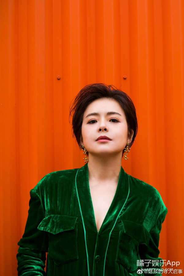 东方卫视一姐陈辰产后回归主持金爵奖红裙亮相状态大好