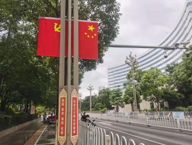 在主次干道悬挂党旗国旗利用省委周边南亚,爱琴海等大型商场led屏循环