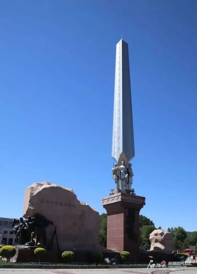米日古力·吾 摄6月2日,在石河子市军垦文化广场上,屯垦戍边纪念碑