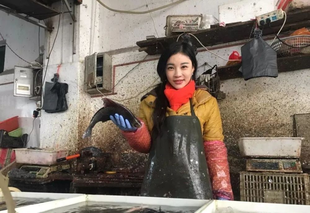 22岁女孩被称卖鱼西施网友惋惜嫁亏人了她居然这么说