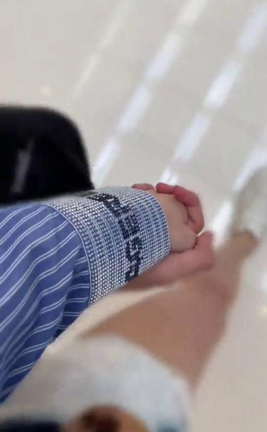 张柏芝和黑裤男十指紧扣幸福逛街,男方重要信息暴露他是14岁长子