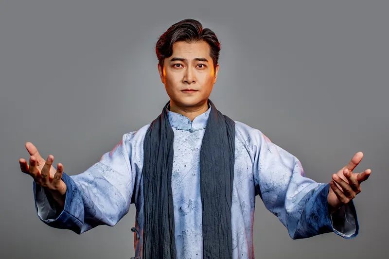 蔡鹏饰丁淮西麒润饰演邓坤荣西麒润音乐剧演员,辽宁省"百千万人才工程