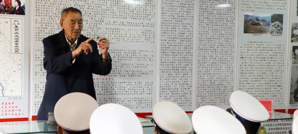正在饱含深情的给迪庆州森林消防大队指战员讲解红军长征过迪庆的历史