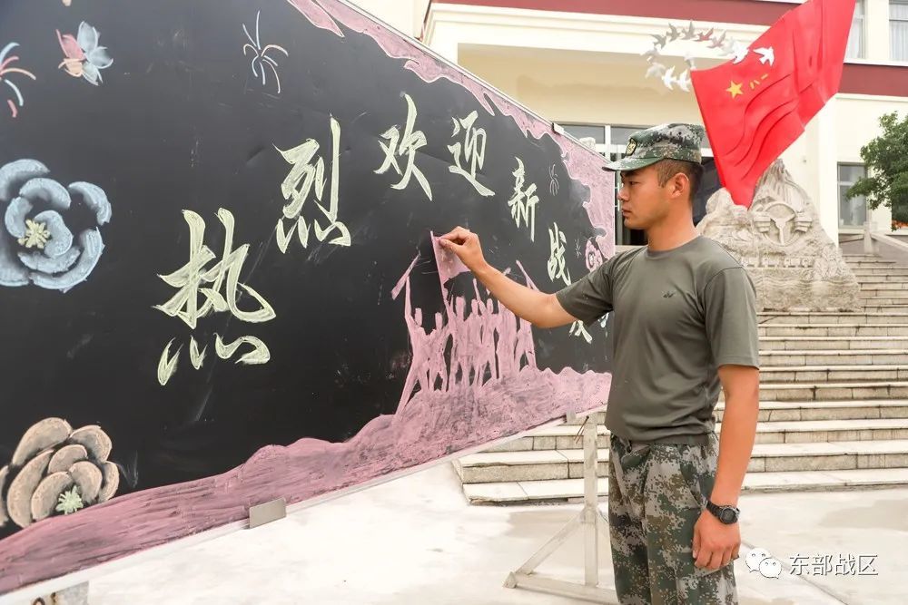 锣鼓声,鼓掌声,鞭炮声顿时响彻营区,老兵们用最热烈的掌声欢迎新兵的