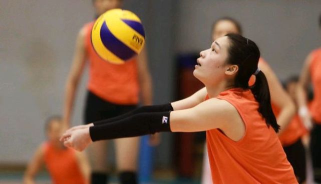 王梦洁躲球失误引起热搜连名嘴解说洪刚都加入内卷