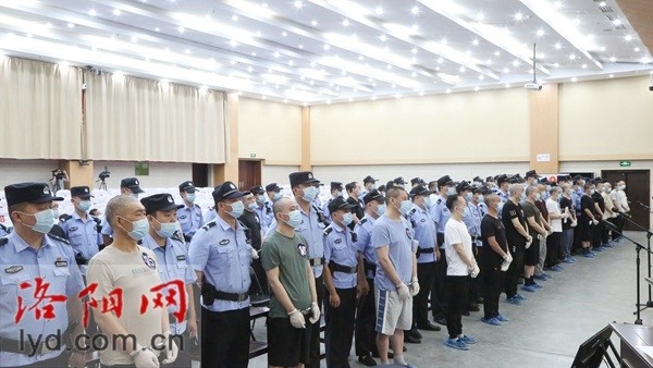 洛阳市人民检察院指控,1992年以来,被告人马长江在灵宝市黄金矿区通过