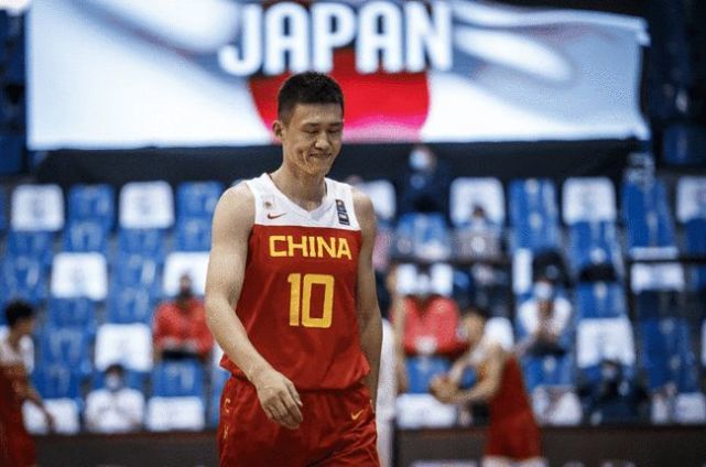 张镇麟 男篮亚预赛4连胜！三大“混子”却现形，辽宁天才被杜锋连骂4场